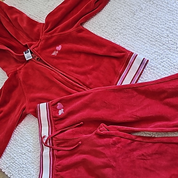 Baby Gap in pre-loved like new condition Red Velvet Top and bottom for 2yr - Picture 6 of 6